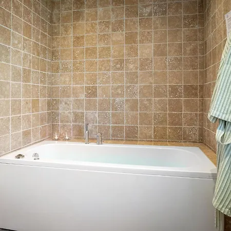 4 Bedroom Awesome In *